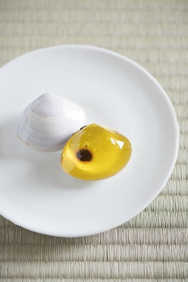 器=「白磁皿」(黒田泰蔵) 菓子=「浜土産」(亀屋則克) 写真:津留崎徹花 撮影協力:加島美術