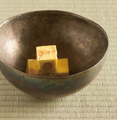 器=「銀彩鉢」 菓子=玉衣(小蔵亀寿堂) 写真:津留崎徹花 撮影協力:加島美術