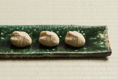 菓子=栗きんとん(すや) 器=織部釉 長角皿(鈴木重孝) 写真:津留崎徹花 撮影協力:加島美術