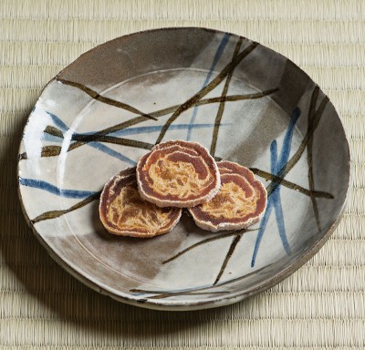 菓子=柿寿賀(総本店柿寿賀) 器=銹絵五寸皿(田端志音) 写真:津留崎徹花 撮影協力:加島美術