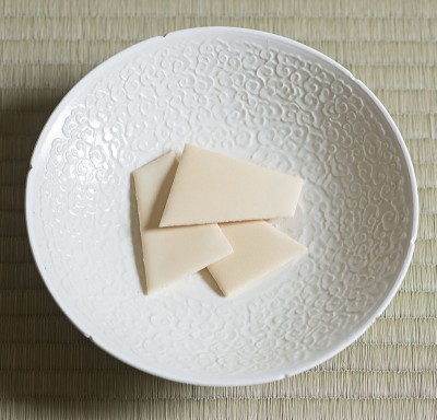 菓子=薄氷(薄氷本舗五郎丸屋) 器=白瓷印花金烏玉兎紋碗(原田譲) 写真:津留崎徹花 撮影協力:加島美術